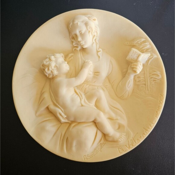 NEW IN BOX: Madonna Serena Volteradici Plate 1979 - Woman Holding a Child - 3D - Picture 7 of 7